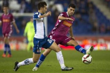 El centrocampista del RCD Espanyol Manuel Lanza (i) pelea un balón con Manu Barreiro, del Alavés, durante el partido de vuelta de dieciseisavos de final de la Copa del Rey de fútbol que se disputa esta noche en el estadio Cornellá-El Prat, en Barcelona.