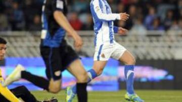 <b>EL TERCERO. </b>Griezmann observa cómo entra el balón tras sortear a Joel, mientras Arribas tratar de llegar al balón.