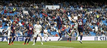 Real Madrid 1-1 Eibar | Asensio la puso perfecta desde la banda derecha y el francés remató de cabeza picado en el segundo palo para batir a Dmitrovic.

