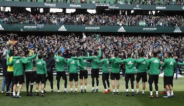 Miles de personas llenaron las gradas del estadio Benito Villamarín en el último entrenamiento de los béticos antes del derbi sevillano de Liga.