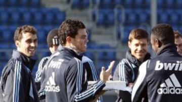 Los jugadores le regalaron una tarta por su cumpleaños