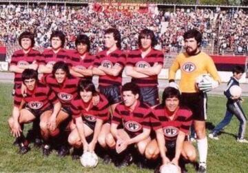 Víctor Solar: 9 equipos. El delantero (en la foto último, abajo de izquierda a derecha) realizó su carrera principalmente en la década del 70 y anotó en La Serena 10, Rangers 7, Antofagasta 6, Aviación 5, Palestino 4, Audax Italiano 3, U.de Chile 2, Colo Colo 2 y Huachipato 1.