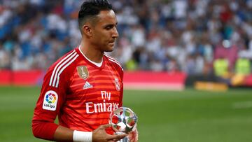 Keylor presentó su premio como mejor portero al público del Bernabéu.