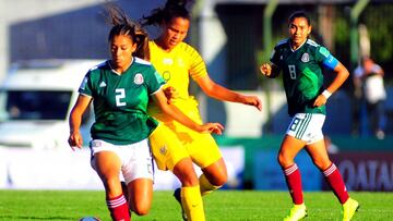 AME3696. MALDONADO (URUGUAY), 13/11/2018.- Reyna Reyes (i) de México lucha por el balón con Chelsea Daniels (d) de Sudáfrica hoy, martes 13 de noviembre de 2018, durante un partido del grupo B de la Copa Mundial Femenina de Fútbol Sub-17 entre México y Sudáfrica en el estadio Miguel Domingo Burgueño en Maldonado (Uruguay). EFE/Dante Fernández