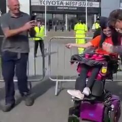 Otra de Bielsa: bajó de su auto para festejar con una hincha discapacitada del Leeds