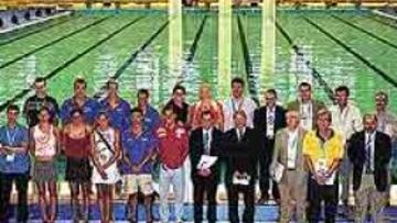 <b>EN SUS MARCAS.</B> Profesionales de TVE y nadadores españoles, ayer en la piscina del Sant Jordi.