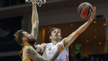 Moscow (Russian Federation), 02/03/2021.- Sergey Karasev (L) of Khimki in action against Fabien Causeur (R) of Real Madrid during the Euroleague Basketball match between Khimki Moscow Region and Real Madrid in Moscow, Russia, 02 March 2021. (Baloncesto, Euroliga, Rusia, Moscú) EFE/EPA/SERGEI ILNITSKY