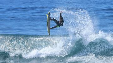 El campe&oacute;n del Open LPA Surf City 2020 Lenni Jensen, con neopreno, realiza un a&eacute;reo en una ola en Canarias. 