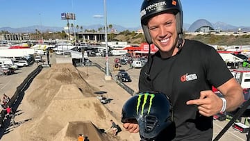 Ryan Williams señalando su casco Monster