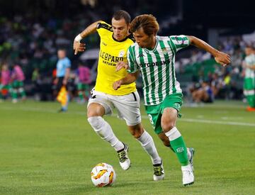 Inui conduce el cuero ante un jugador del Dudelange.