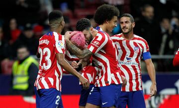 Los jugadores rojiblancos celebran con Antoine Griezmann el 2-0 al Real Valladolid. 