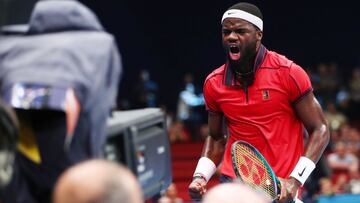 Frances Tiafoe celebra un punto durante su partido de semifinales ante Jannik Sinner en el ATP 500 de Viena.