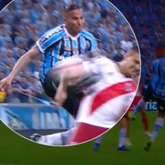 El VAR omite la mano de Santos Borré en el gol a los 82'