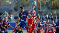 Mario Hermoso despeja un bal&oacute;n en el Levante-Atl&eacute;tico