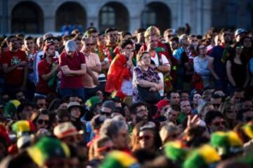 Aficionados en la plaza de Terreiro do Paco en Lisboa.