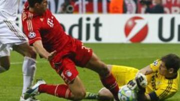 <b>DUELO DURO, PERO NOBLE. </b>El partido estuvo plagado de encontronazos, pero, en general, ninguno fue con mala intención. En el minuto 61, Mario Gómez y Pepe pugnaban por un balón largo. El germano ganó la posición al central, pero Casillas, que estuvo muy rápido, llegó perfecto al cruce. Mario Gómez, que venía forcejeando con Pepe, no pudo evitar chocar con Iker, que se hizo daño en la cara. El capitán madridista sacó el balón del campo y recriminó la acción al internacional alemán, que se disculpó en castellano ante el perdón de Iker.