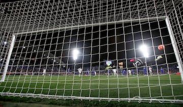0-1. Contragolpe blanco comandado por Vinicius que finaliza Brahim Daz. Pero en el rechace, el baln le llega a Arda Gler en al borde del rea y saca un latigazo con la derecha para superar a David Soria.
