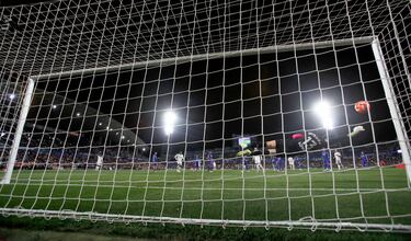 0-1. Contragolpe blanco comandado por Vinicius que finaliza Brahim Díaz. Pero en el rechace, el balón le llega a Arda Güler en al borde del área y saca un latigazo con la derecha para superar a David Soria.