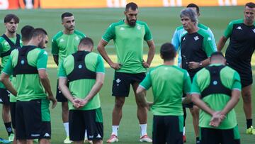 Pellegrini habla con sus jugadores.