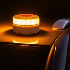 La DGT lo confirma: con la baliza V-16 en tu coche, no es necesario que lleves los triángulos de emergencia a partir de 2026
