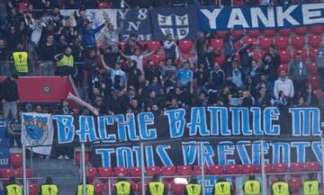 Los ultras del Olympique de Marsella dentro del estadio de San Mamés.