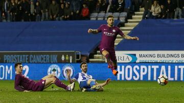 Walker y Laporte pelean un balón ante un jugador del Wigan.