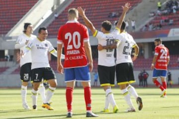 El jugador de Colo Colo, Martin Tonso, derecha, celebra su gol contra Unión La Calera.