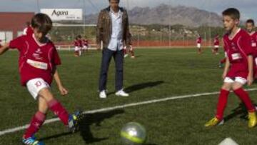 Saviola estuvo compartiendo con los ni&ntilde;os m&aacute;s peque&ntilde;os de l&rsquo;Escola &Agrave;gora un buen rato de f&uacute;tbol.
 