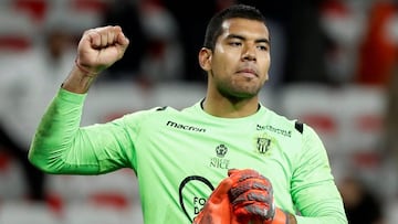 El arquero argentino del Niza realiz&oacute; tres impresionantes atajadas para evitar el gol de la ventaja del cuadro parisino.