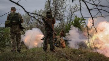 Ukrainian servicemen of the Territorial Defence Forces fire an anti-tank grenade launcher as part of a training exercise, amid Russia&#039;s invasion of Ukraine, in Dnipropetrovsk region, Ukraine May 14, 2022. REUTERS/Gleb Garanich