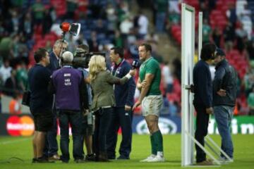 El irlandés Jamie Heaslip es entrevistado al final del partido que les enfrentaba a Rumania durante el Mundial de rugby.