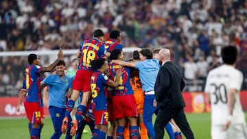YEDA (ARABIA SAUDÍ), 11/01/2026.- Los jugadores del FC Barcelona celebran su victoria a la finalización del encuentro de la final de la Supercopa de España que han disputado FC Barcelona y Real Madrid, este domingo en el estadio Ciudad Deportiva del Rey Abdalá de Yeda (Arabia Saudí). EFE/ Kai Försterling