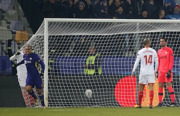 1-0. Marcos Tavares celebró el primer gol.