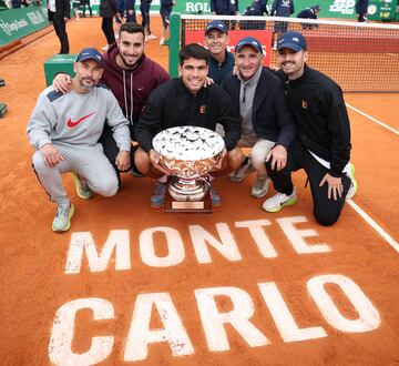 El español Carlos Alcaraz sostiene el trofeo con su equipo de apoyo tras ganar la final individual del Rolex Monte-Carlo Masters.