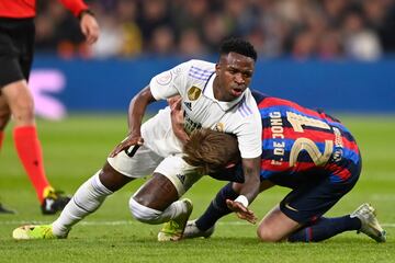 Vinicius cae sobre De Jong tras la acción que le costó la amarilla.