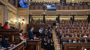 El presidente del Gobierno en funciones y candidato a la reelección, Pedro Sánchez, interviene durante la primera sesión del debate de investidura como presidente de Gobierno, en el Congreso de los Diputados, a 15 de noviembre de 2023, en Madrid (España). El Salón de Plenos del Congreso acoge hoy y mañana, 16 de noviembre, el debate de investidura del presidente del Gobierno en funciones, Pedro Sánchez. El secretario general del PSOE tiene el apoyo de 179 diputados de los 350 del Congreso. Está previsto que votarán a favor de que el líder socialista sea presidente del Gobierno tras exponer su programa PSOE, Sumar, ERC, Junts, EH Bildu, PNV, BNG y Coalición Canaria frente a los 171 en contra de PP, Vox y UPN. El acto se celebra en un momento de tensión por las concentraciones en la sede del PSOE en Ferraz y protestas en contra de la ley de amnistía registrada por los socialistas que beneficia a los implicados del 'procés'.
15 NOVIEMBRE 2023;INVESTIDURA;PLENO;CONGRESO;SANCHEZ;AMNISTIA;PSOE;GOBIERNO
Alejandro Martínez Vélez / Europa Press
15/11/2023