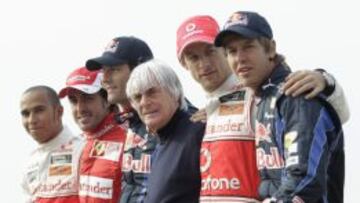 Bernie Ecclestone, en una foto con Vettel, Button, Webber, Alonso y Hamilton.