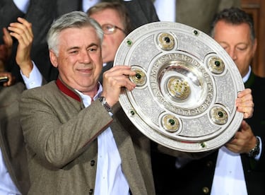 Ancelotti continuó la senda de Heynckes y Guardiola y sumó la quinta de las nueve Bundesligas consecutivas que lleva el Bayern en una racha aún en vigor. El conjunto bávaro se proclamó campeón a tres jornadas del final y acabó sacándole 15 puntos al RB Leipzig. Lewandowski marcó 30 goles (Aubameyang fue el pichichi con 31). Alaba, Neuer, Thiago, Müller, Hummels, Javi Martínez, Lahm, Xabi Alonso, Robben, Arturo Vidal y Ribéry formaron parten de aquella plantilla.
