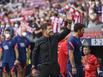 Simeone saluda a la afición del Wanda Metropolitano.