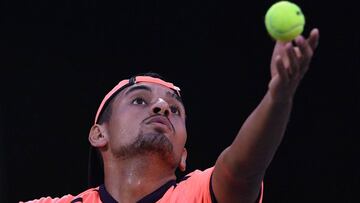 Nick Kyrgios saca en su partido ante Mischa Zverev en el Masters 1.000 de Shanghai.