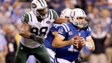 Andrew Luck, de los Colts, a punto de recibir un sack.
