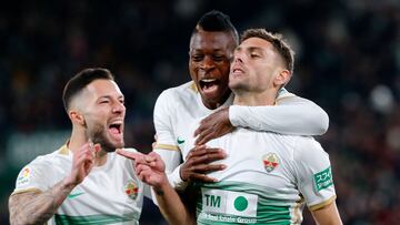 ELCHE (ALICANTE), 24/02/2023.- El delantero del Elche Lucas Boyé (d) celebra con sus compañeros tras anotar el 2-0 durante el encuentro de LaLiga que Elche y Betis disputan este viernes en el estadio Martinez Valero de Elche. EFE / Manuel Lorenzo