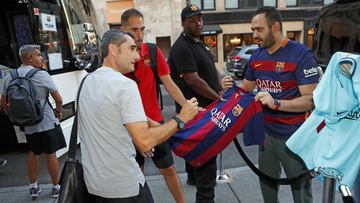 El entrenador Ernesto Valverda firma una camiseta a un aficionado del Barcelona a la llegada de la expedici&oacute;n azulgrana a Estados Unidos.