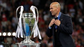 Zidane, con una de sus tres Orejonas como entrenador del Real Madrid.