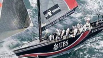 <B>PRIMER PUNTO.</B> El Team New Zealand y el Luna Rossa compiten por ser el rival del Alinghi en la Copa del América.
