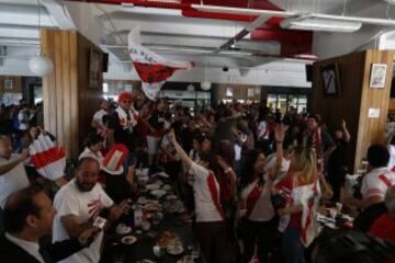 DEPORTES
LOS HINCHAS DE RIVER VIENDO EL PÁRTIDO EN BAR DEL ESTADIO.
FOTO ORTIZ GUSTAVO 16-12-15