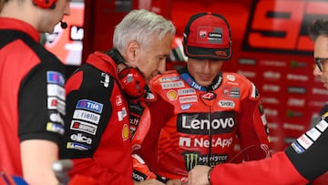 Tardozzi et Márquez dans le stand officiel de Ducati.