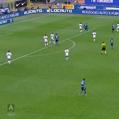 Conte runs to players as Inter close in on Serie A title