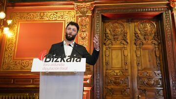 El golfista profesional Jon Rahm, recibe hoy la distinción Ilustre de Bizkaia-Bizkaitar Argia 2022, en el Palacio Foral, a 15 de diciembre de 2022, en Bilbao, Vizcaya, Euskadi (España). Rahm fue el primer español en conquistar el US Open en 2021. Es uno de los cuatro Grandes del golf. Además, ha sido Número Uno del mundo profesional durante más de 40 semanas. Estos días está jugando el torneo de Tiger Woods en Bahamas, poco después de ganar el Acciona Open de España por tercera vez y la Final de Dubai, también por tercera vez. El reconocimiento es entregado por la Diputación de Bizkaia y es la máxima distinción de la institución foral. El galardón hacía seis años que no se entregaba.
15 DICIEMBRE 2022;DEPORTE;DEPORTISTA;GOLF;GALARDÓN
H.Bilbao / Europa Press
15/12/2022
