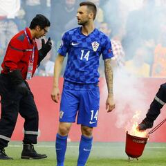 La UEFA sanciona a Croacia con 100.000 euros por las bengalas